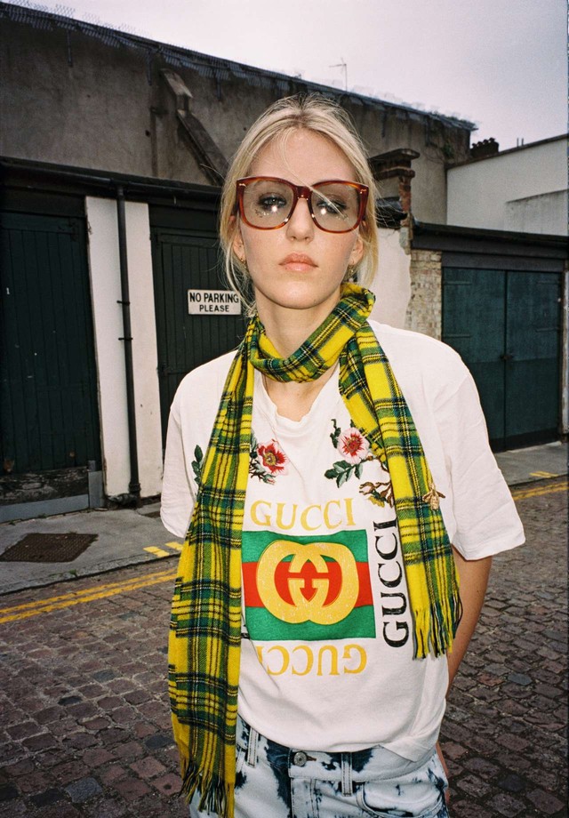 Camiseta com o logo Gucci Fake (R$ 3.780), cachecol de lã (R$ 970), calça jeans (R$ 3.150) e óculos de acetato (R$ 2.600) (Foto: Philippe Kliot)