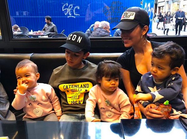 A modelo Georgina Rodriguez com a filha e os outros três filhos do namorado dela, o jogador de futebol Cristiano Ronaldo (Foto: Instagram)