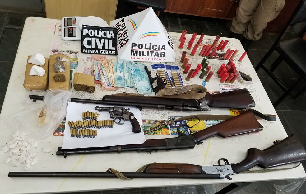 Armas, munições, dinheiro e drogas foram apreendidos em Viçosa pelas polícias Militar e Civil na Operação 'Nice' (Foto: Polícia Militar/Divulgação)