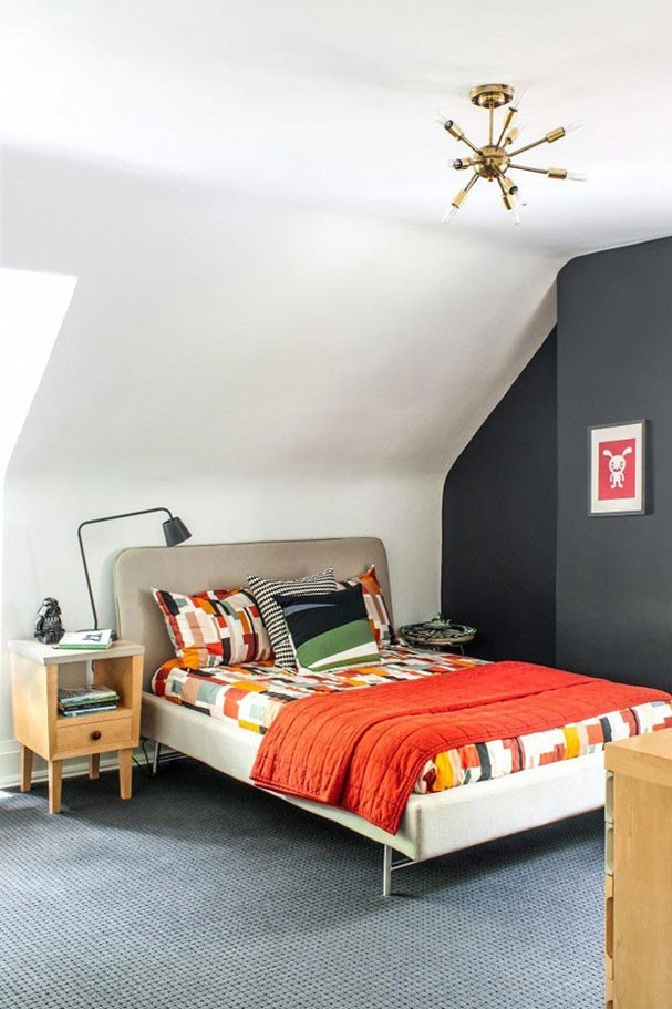 Quartos com cama de casal colorida e pintura em paredes cinza e branco (Foto: Reprodução)