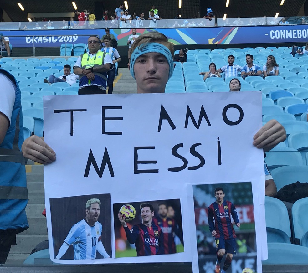 Torcedor brasileiro com cartaz para Messi antes de jogo em Porto Alegre � Foto: Bruno Cassucci
