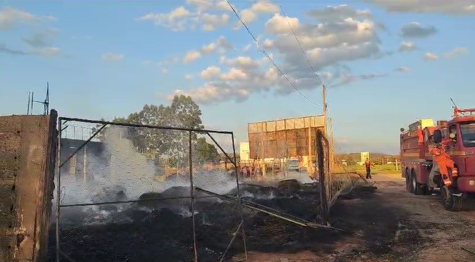 Bombeiros combatem incêndio em depósito de pneus em Carmo do Cajuru 