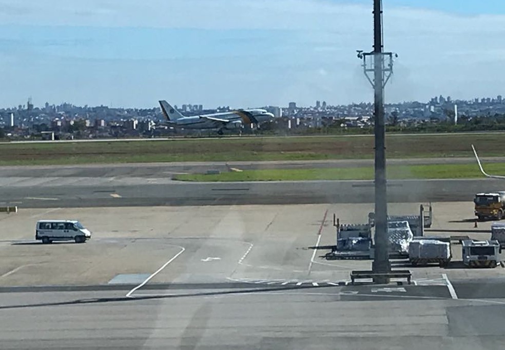 Avião da Presidência pousa em Viracopos para visita de Michel Temer a Limeira e Americana (Foto: Rafael Castro / EPTV)