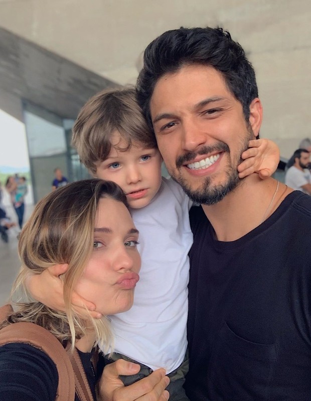 Romulo Estrela com a mulher, a empresária Nilma Quariguasi, e o filho Theo (Foto: Reprodução/Instagram)
