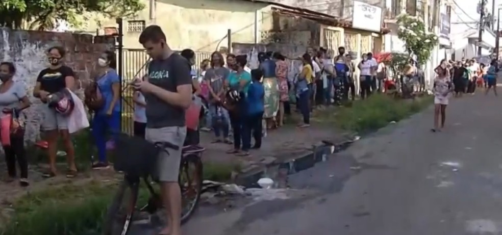 Fila por recadastramento em Ananindeua dá volta em quarteirão  — Foto: TV Liberal/Reprodução 