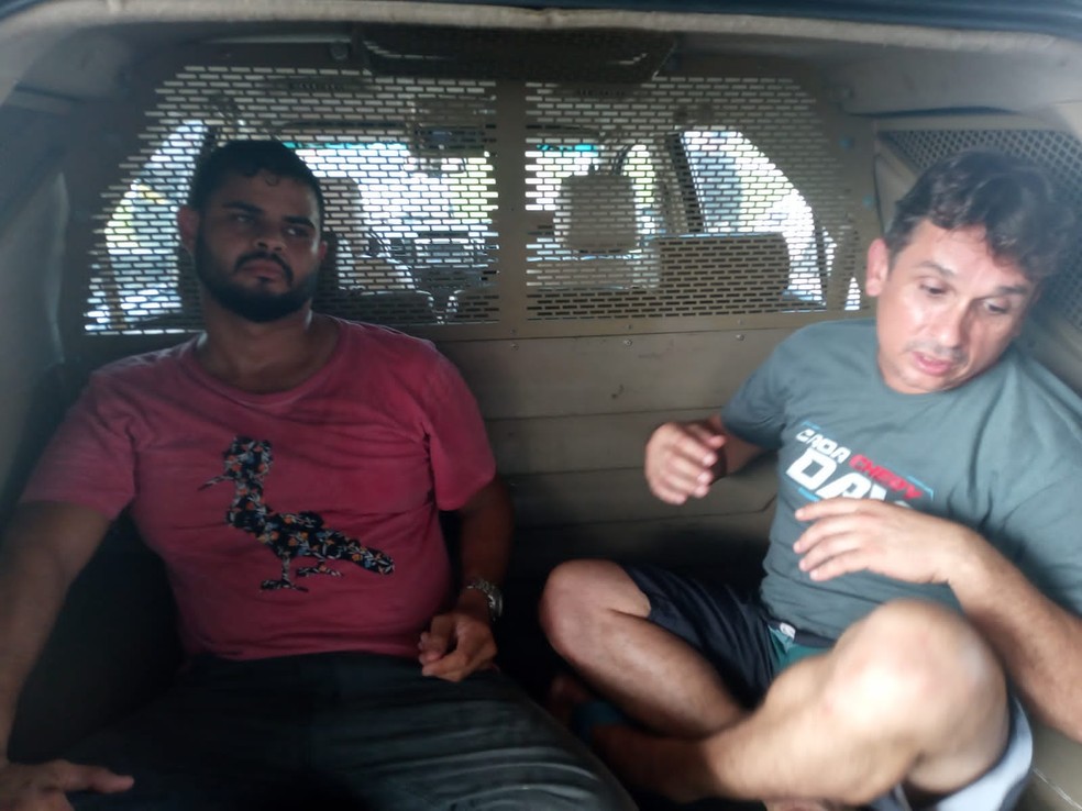 Bancário (à direita) é preso com amigo por forjar o próprio sequestro para pegar dinheiro da mulher e pagar dívida em hotel. — Foto: Polícia Militar/ Divulgação