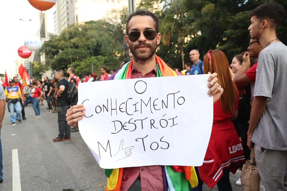 SÃO PAULO, 16h30: Manifestante na Avenida Paulista nesta sexta (14) — Foto: Celso Tavares/G1 