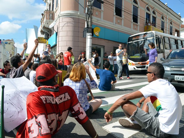 Manifestantes sentaram nas faixas de pedestres e fecharam o trânsito (Foto: Samantha Silva / G1)