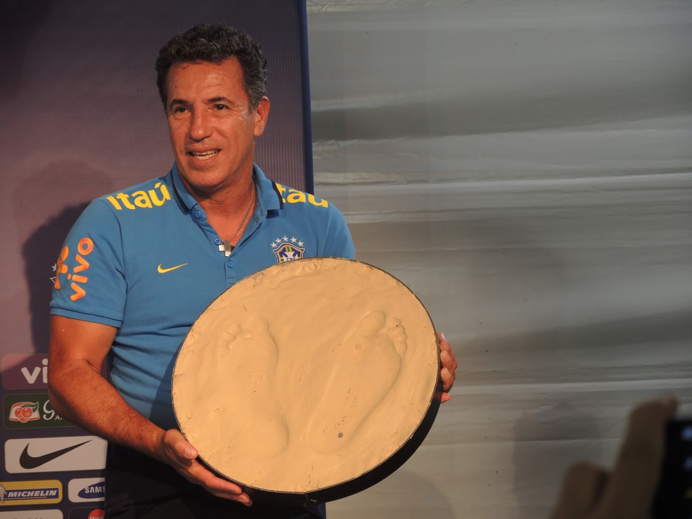 Careca recebe homenagem com a Seleção em Salvador — Foto: Márcio Iannacca / GloboEsporte.com