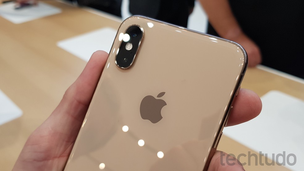 Detalhe da câmera dupla no iPhone XS dourado — Foto: Thássius Veloso/TechTudo