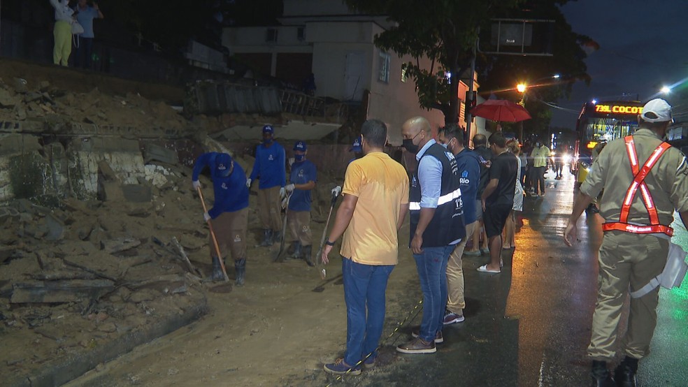 Operários trabalharam na noite de terça (11) para reconstruir muro de Cemitério na Ilha do Governador — Foto: Reprodução/ TV Globo