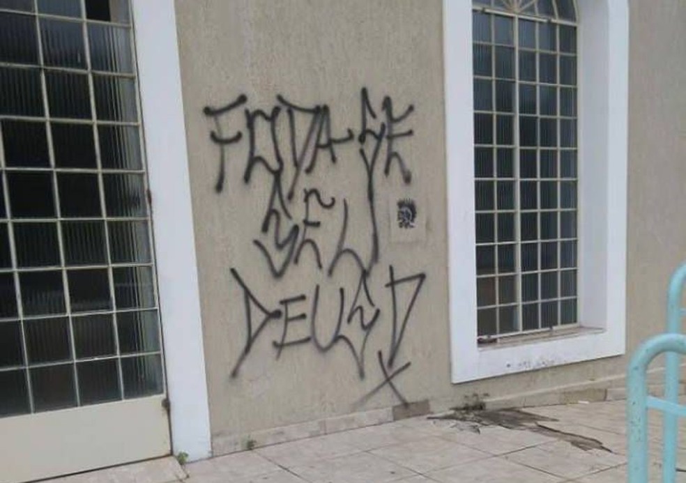 Frase ofensiva foi pichada em parede de igreja (Foto: Pascom/Paróquia Santo Antônio/ Divulgação)