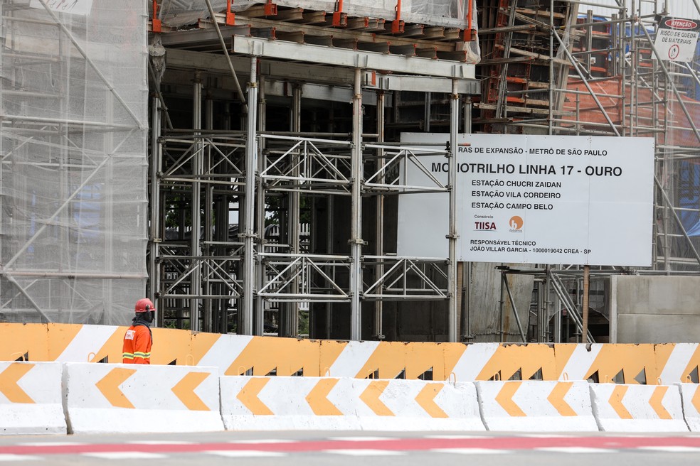 OperÃ¡rio caminha em frente Ã s obras da futura estaÃ§Ã£o Chucri Zaidan do Monotrilho Linha 17-Ouro na avenida Berrini, na zona sul de SÃ£o Paulo (Foto: Marcelo Brandt/G1)