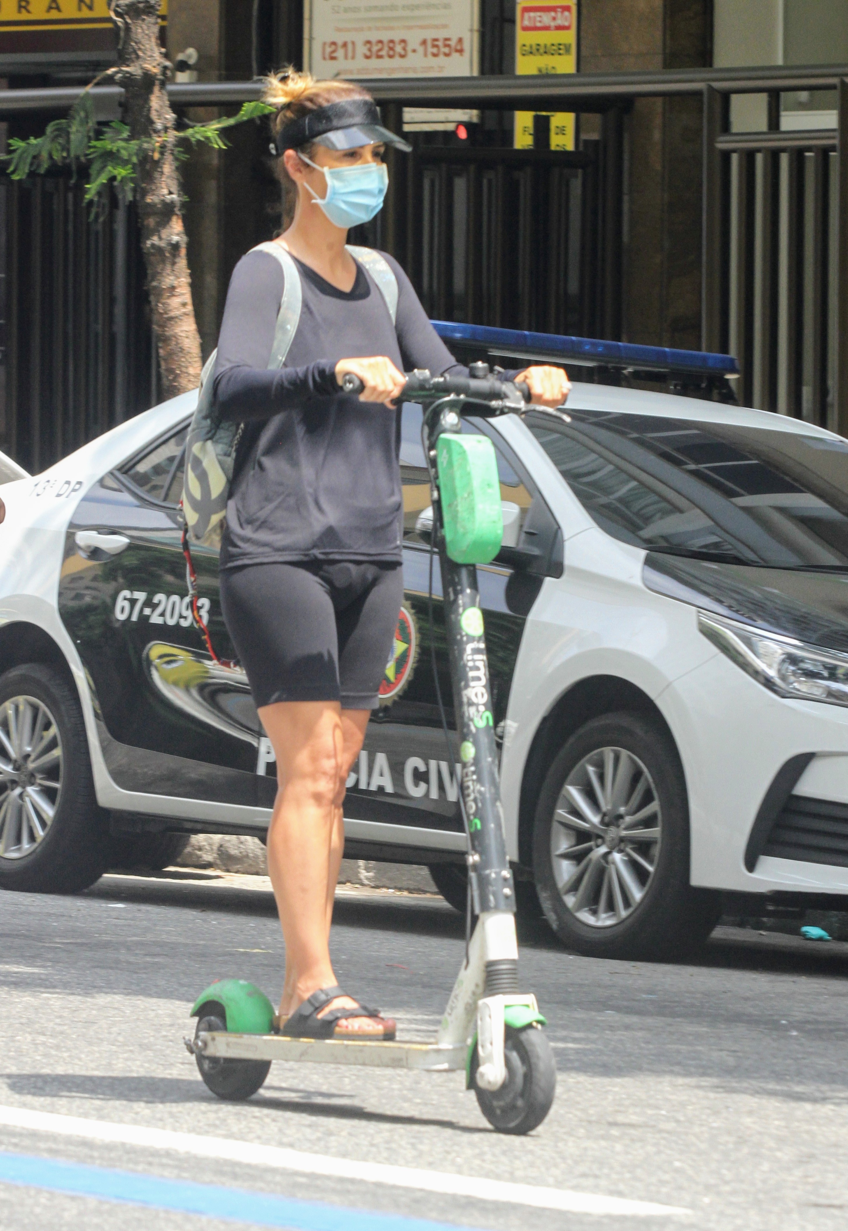 Guilhermina Guinle anda de patinete no Rio de Janeiro (Foto: Daniel Delmiro/AgNews)