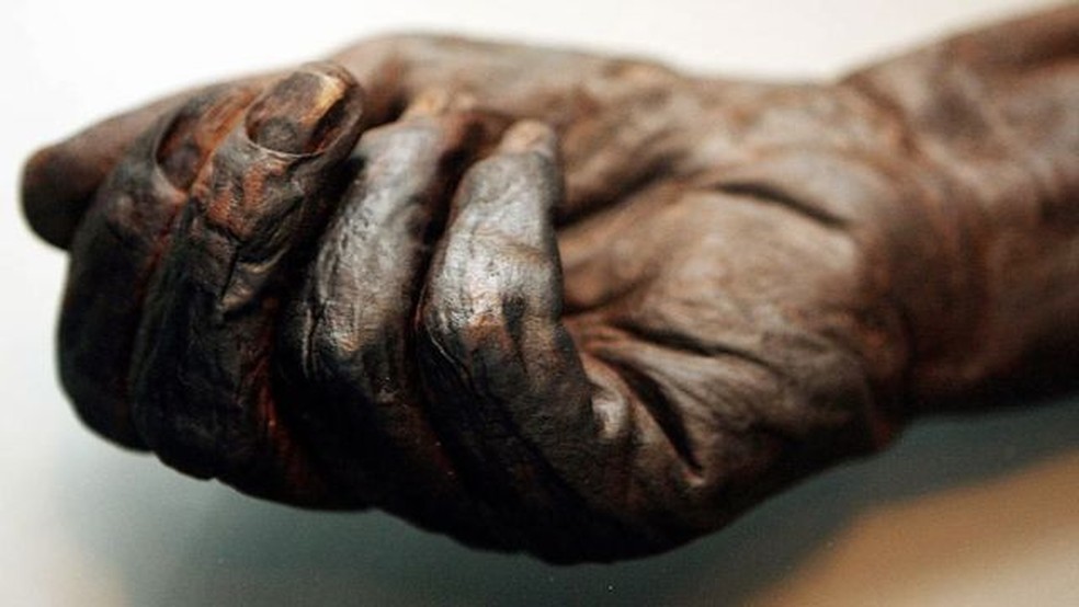 Corpos da Idade do Ferro em bom estado de conservação foram encontrados em toda a Europa, incluindo os restos do Homem de Oldcroghan (foto), na Irlanda.  — Foto: Alamy via BBC