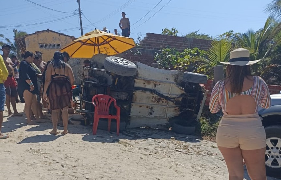 Veículo capotou e foi parar em uma rua que dá acesso à praia, em Beberibe — Foto: Arquivo pessoal