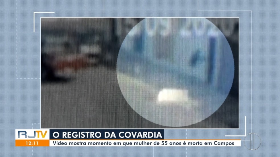 Vídeo mostra momento em que mulher de 55 anos é morta a tiros na garagem de casa em Campos, no RJ — Foto: Reprodução/Inter TV