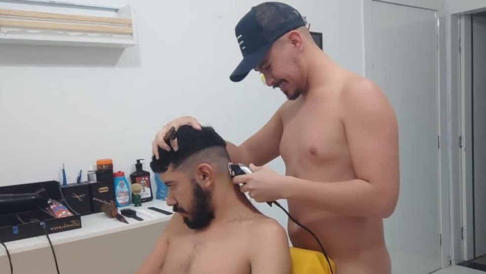 Barbeira naturista em Fortaleza atende clientes com funcionários; clientes têm opção de ficar ou não nus — Foto: Arquivo pessoal