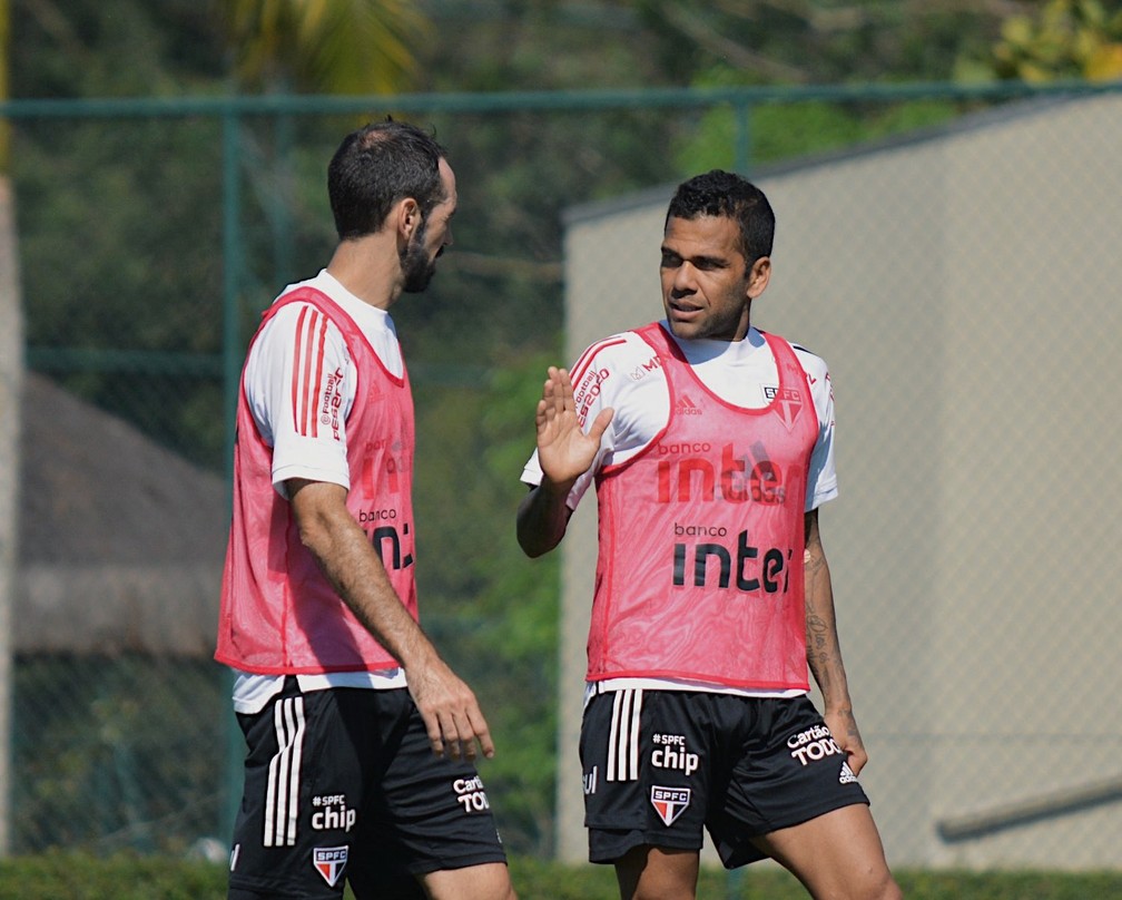 Juanfran e Daniel Alves — Foto: Erico Leonan / saopaulofc.net