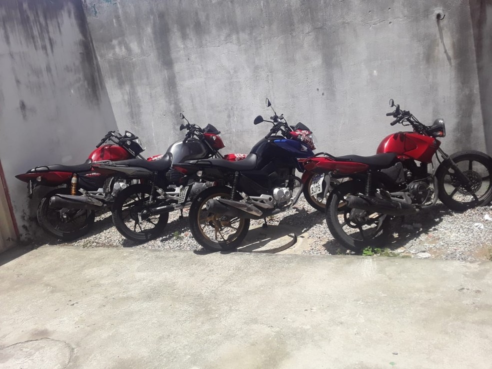 Motos adulteradas e peÃ§as de motocicletas roubadas foram apreendidas pela polÃ­cia na Grande Natal â€” Foto: DivulgaÃ§Ã£o/PM