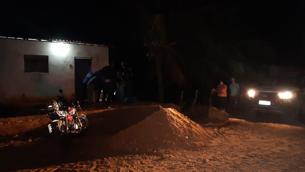 Mototaxista foi assassinado na frente da casa da namorada no distrito de Estivas, em Extremoz, região metropolitana de Natal. — Foto: Sérgio Henrique Santos/Inter TV Cabugi