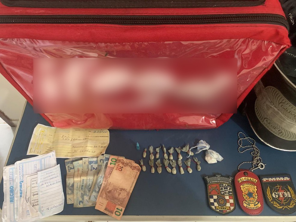 Preso suspeito de tráfico de drogas que utilizava bolsa de app para transportar entorpecentes — Foto: Divulgação.