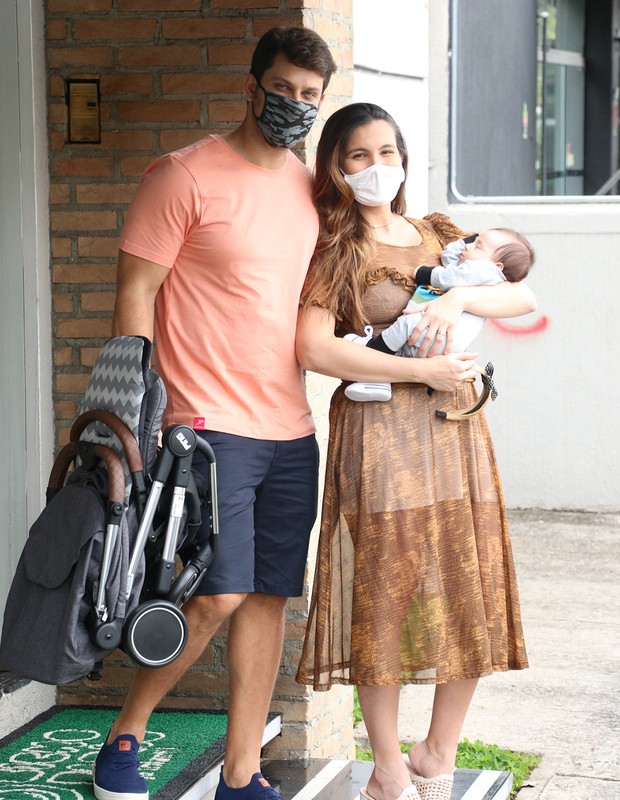 Kamilla Salgado e Eliéser Ambrósio passeiam com filho (Foto: Lucas Ramos/ AgNews)