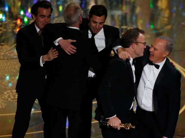 Equipe de &#39;Spotlight&#39; recebe Oscar de melhor filme em Los Angeles. À frente, Michael Keaton abraça o diretor Tom McCarthy (Foto: REUTERS/Mario Anzuoni)