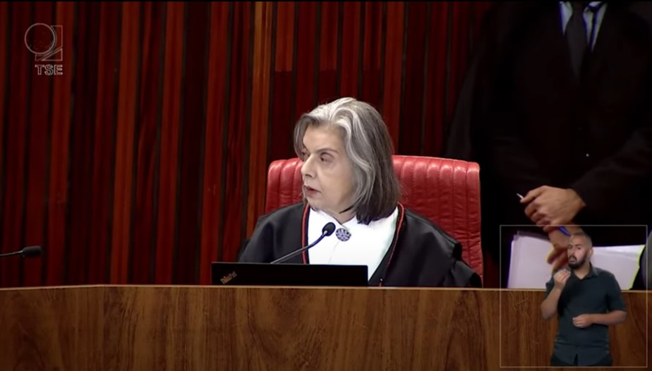Cármem Lúcia durante julgamento do TSE