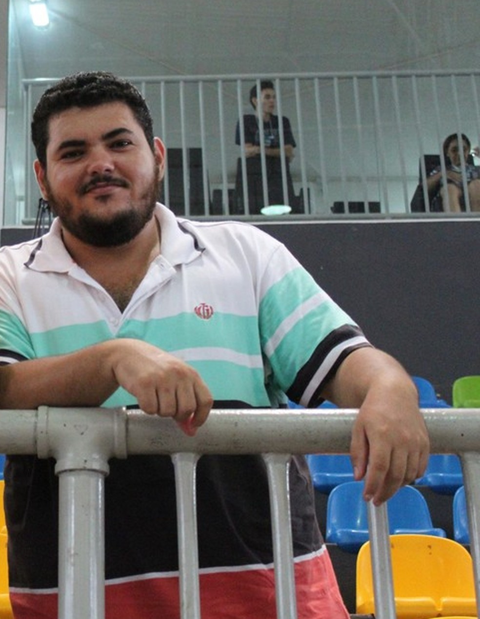 Vagner Silva estava na arquibancada do Ginásio Cláudio Coutinho — Foto: Jheniffer Núbia