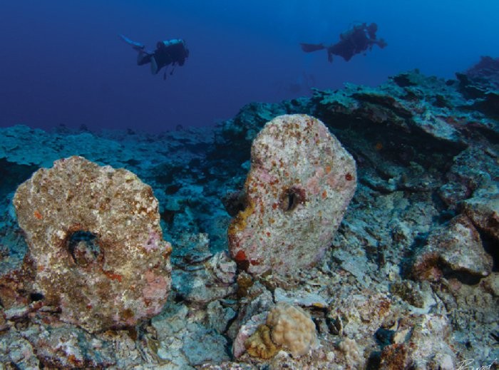 Rai Stones, dinheiro de pedra, submersas na ilha de Yap, na Micronésia (Foto: Brad Holland, from Fitzpatrick & McKeon, Economic Anthropology, 2019)