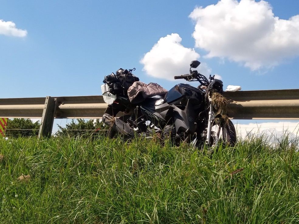 Moto de vítima que morreu em acidente na SP-191 em Conchal — Foto: Gean Mendes F5 Conchal