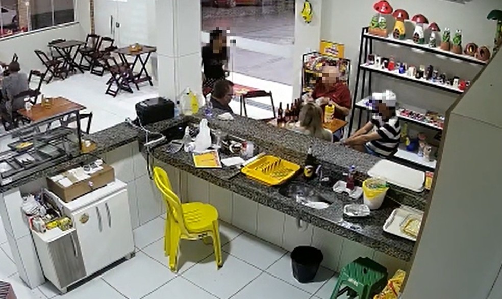 Homem puxa roupa de garçonete em loja de conveniência em Iguatu, no interior do Ceará — Foto: TV Verdes Mares/Reprodução
