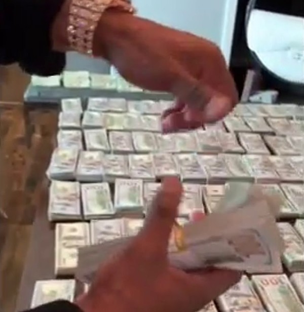 O ex-boxeador Floyd Mayweather ostentando sua fortuna nas redes sociais (Foto: Instagram)