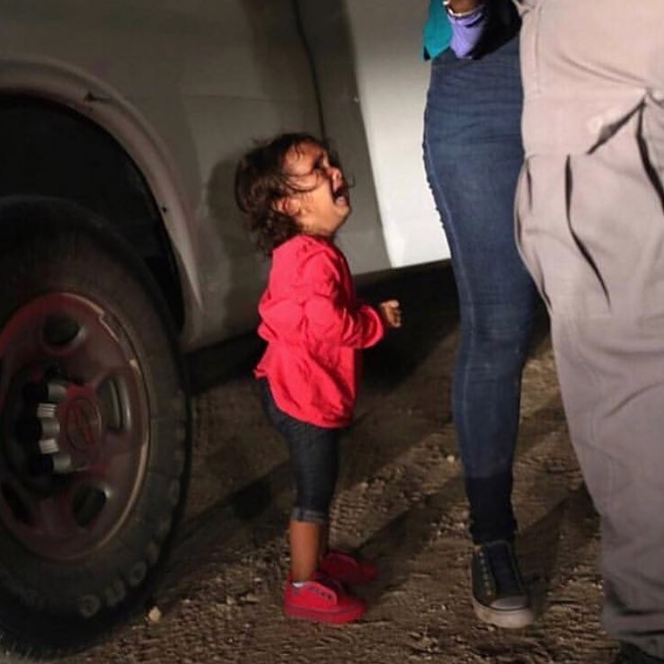 A imagem da garotinha chorando pela mãe revoltou os americanos (Foto: Reprodução/Instagram)