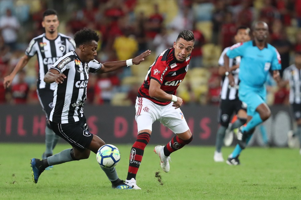 Uribe comeou o clssico como titular (Foto: Gilvan de Souza/Flamengo)