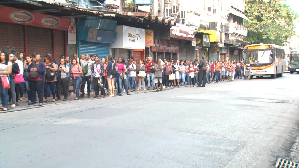 Fila para a Estação Nova Iguaçu da Supervia — Foto: Reprodução/TV Globo