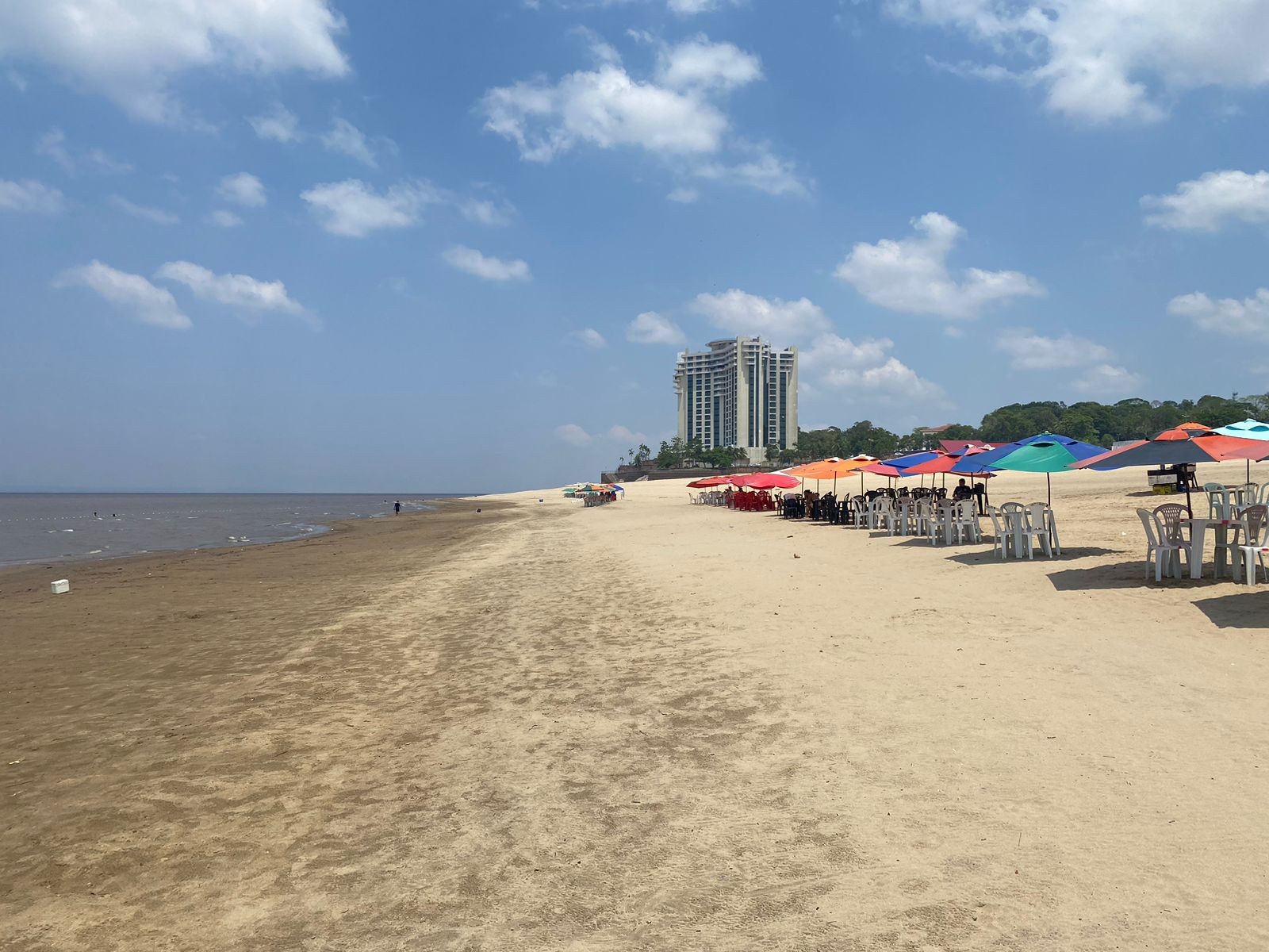 Praia da Ponta Negra de Manaus será interditada para banho até segunda-feira, diz prefeito 