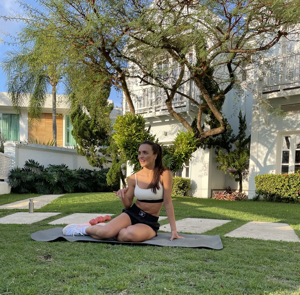 Rafa Kalimann treina no jardim de sua casa &mdash; Foto: Eu Atleta