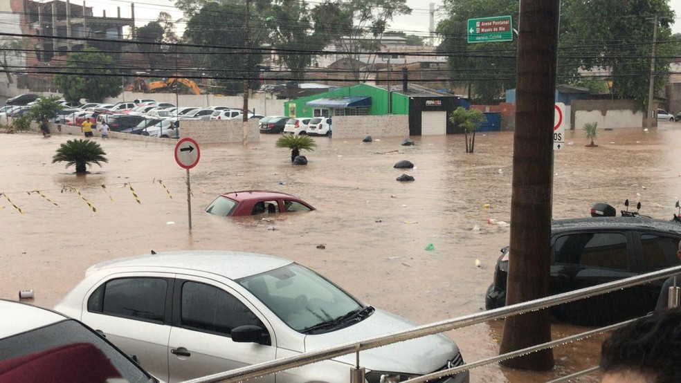 VeÃ­culos ficaram quase totalmente submersos apÃ³s temporal em CuiabÃ¡ â€” Foto: DivulgaÃ§Ã£o