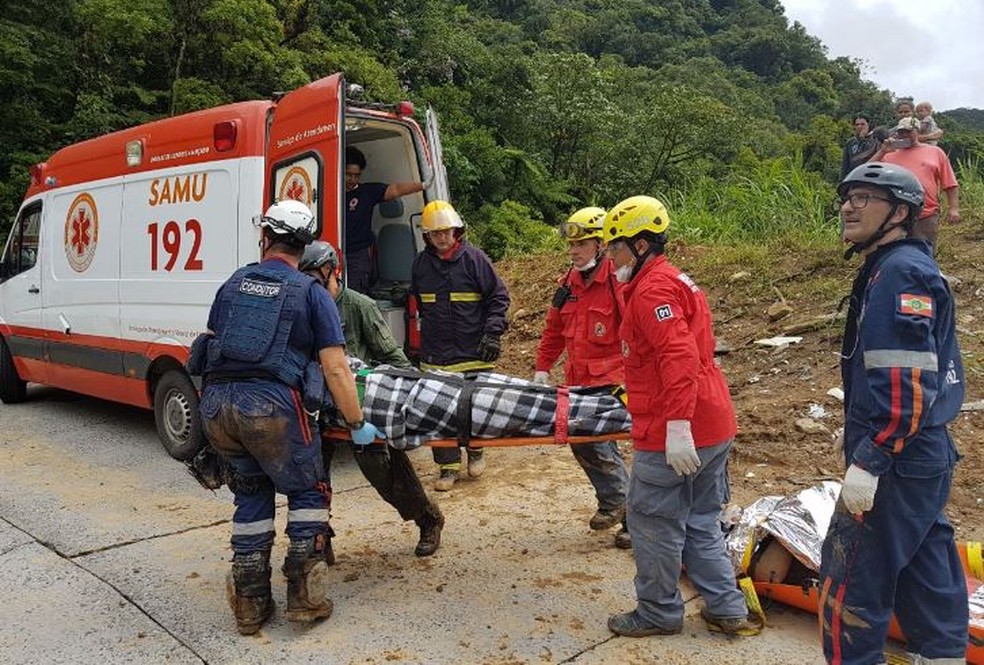 Vítimas foram levadas para hospital de Joinville (Foto: Polícia Militar/Divulgação)