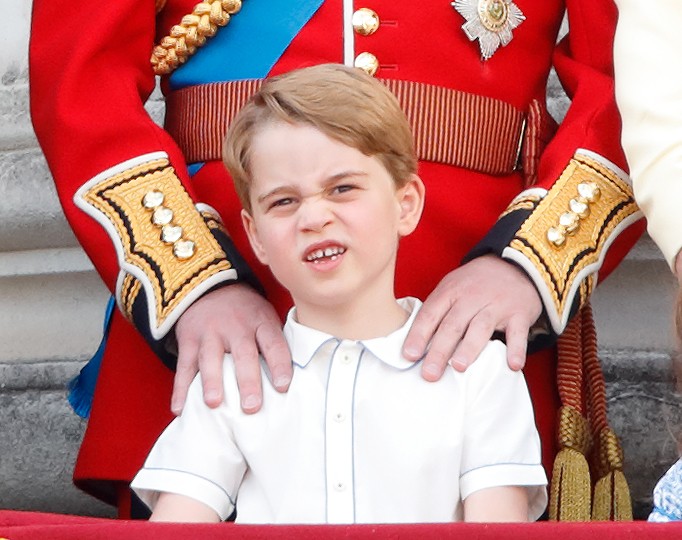 O Príncipe George na companhia do pai, Príncipe William, em evento da realeza britânica (Foto: Getty Images)