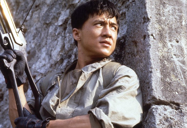 O chinês Jackie Chan não recorre a dublês, então está acostumado a se machucar em gravações. Mas quase morreu quando filmou 'Armadura de Deus' (1986). Numa cena em que saltava de um castelo para uma árvore, o ator se atrapalhou e caiu de uma altura de quase 8 metros, batendo a cabeça numa pedra. Foi direto para o hospital, e até hoje usa uma prótese de plástico 