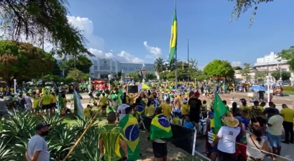 Manifestantes fizeram ato em apoio a Bolsonaro na Praça do Congresso, em Manaus. — Foto: Rede Amazônica