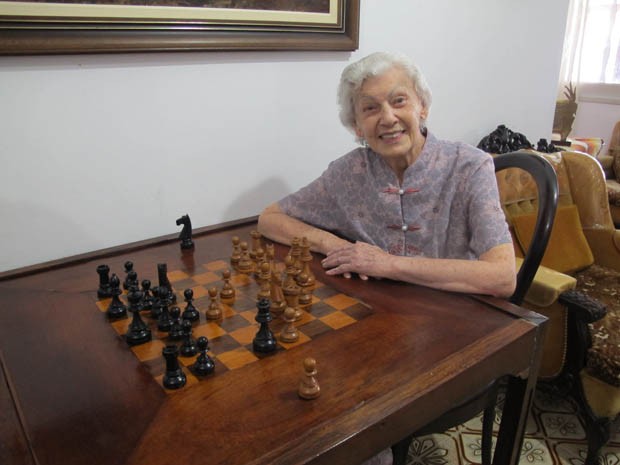 G1 - Idosa de 100 anos vira sensação do xadrez após a morte do marido -  notícias em Santos e Região