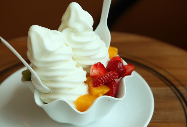 Prefira as frutas na hora de escolher os complementos do seu iogurte (Foto: Thinkstock)