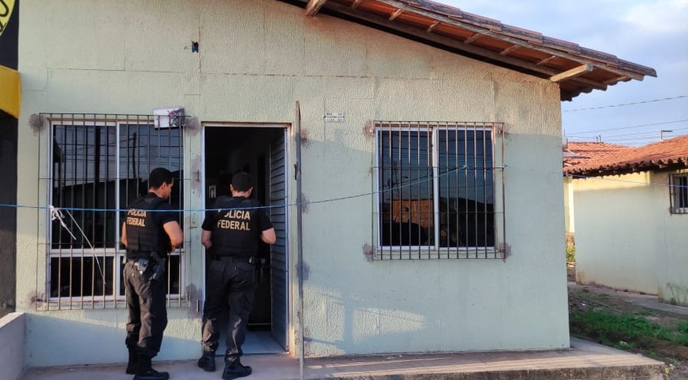 Policiais federais estiveram em uma casa no Coroadinho, onde suspeitos teriam guardado as encomendas roubadas — Foto: Divulgação/Polícia Federal