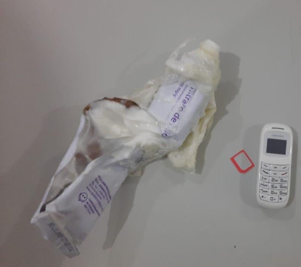 Tubo de pomada com celular foi entregue a Sandro Louco pela servidora — Foto: Polícia Civil