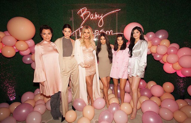 Khloe Kardashian e as irmãs em seu chá de bebê (Foto: Reprodução/Instagram)