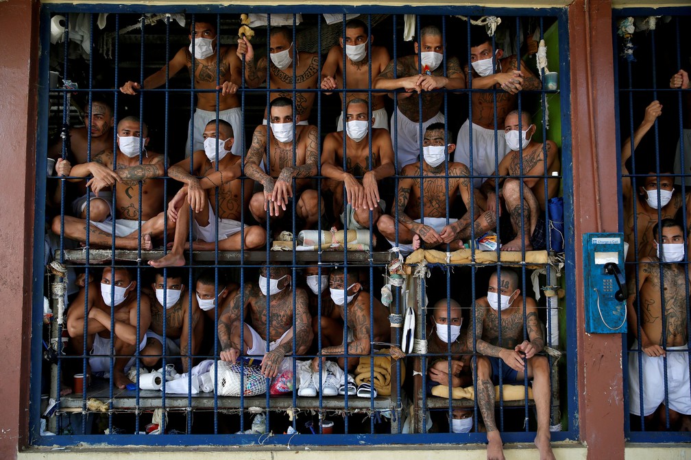 4 de setembro - Membros de gangues usam máscaras enquanto dividem cela lotada na prisão de Quezaltepeque, El Salvador — Foto: Jose Cabezas/Reuters